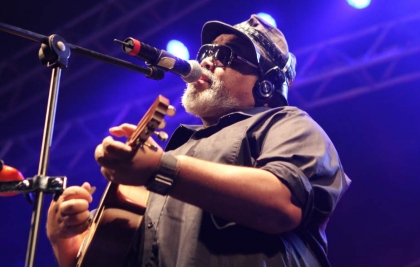 O poeta do samba, Jorge Aragão, canta sucessos no Teatro Positivo